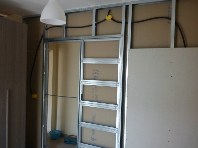 Parete in cartongesso con porta scorrevole ~ idea creativa della ... Parete cartongesso con porta